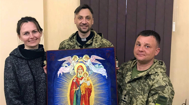 Українська художниця намалювала для бійців тридцятки ікону Пресвятої Богородиці Діви Марії