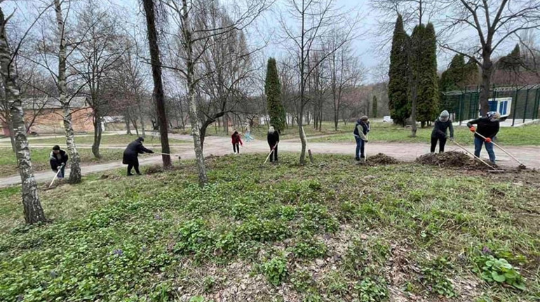 «Цей дощ надовго»: найближчі 10 діб погода заважатиме польовим роботам і прибиранню територій
