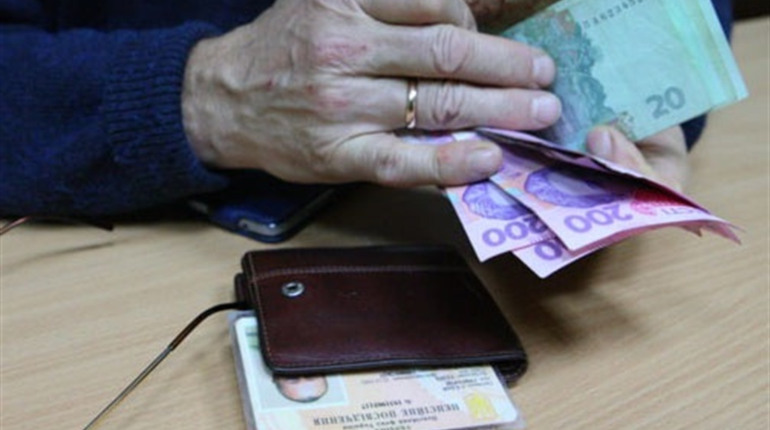 Чи буде "Укрпошта" доставляти пенсії після 1 вересня 2021 року? ПФУ планує виплачувати через банки