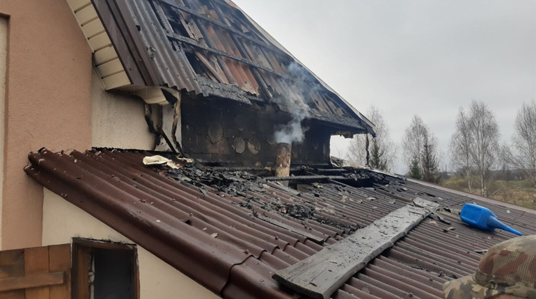 У Новоград-Волинському районі трапилося дві пожежі: вогонь ледь не знищив житлові будинки