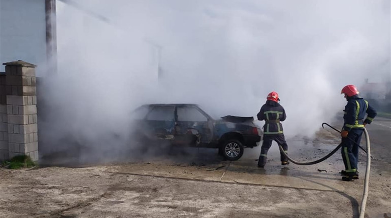 В Дубровиці рятувальники ліквідували пожежу в авто. Машина повністю згоріла