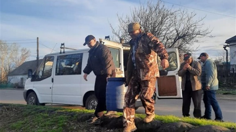 Гуляйпільські рибалки випустили малька коропа в річку Гайчур