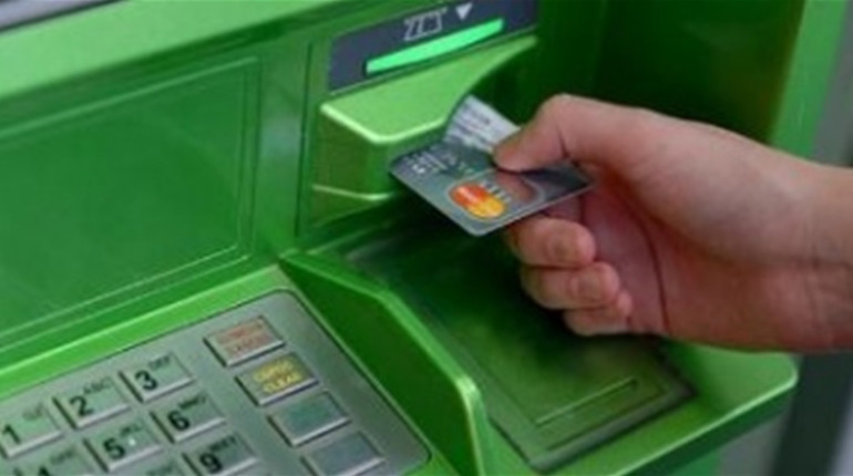 З 1 вересня більшість пенсіонерів змусять отримувати пенсію лише на банківську картку