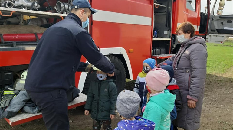 Троїцькі вогнеборці завітали до дитячого садку на пожежному автомобілі та влаштували заняття