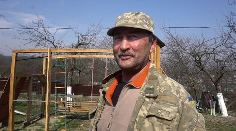 «Повертаю деревам друге життя»: житель села Ревне вирізьблює зі стовбурів фігури тварин