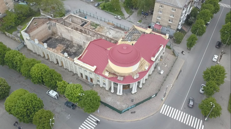 Чому завмерли роботи на залишках Молодіжного центру?