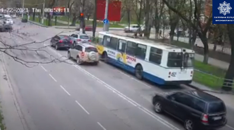 Автівка злетіла та перевернулася. Поліція опублікувала відео потрійної ДТП у центрі Херсона