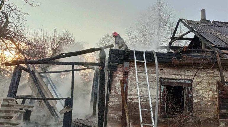 У Новоград-Волинському районі ліквідували пожежу в покинутому будинку