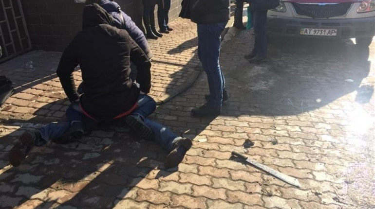 Калушанина, який стріляв по радіо "Калуш ФМ" та поранив поліцейського, звільнили від покарання