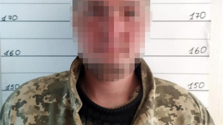 У Славуті, завдяки камерам спостереження, поліцейські швидко знайшли, хто вкрав сумочку у жінки