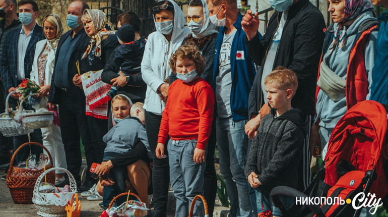 Подія у фото: віряни Нікополя зустріли Великдень