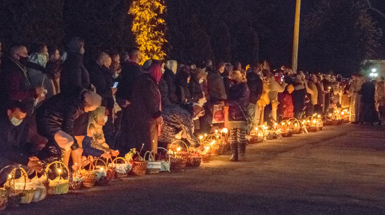 Великодня ніч у Сарнах: як освячували паски у Покровському соборі