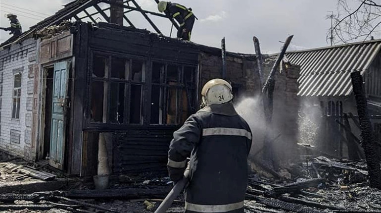Пожежа на Великдень: у Лозовій горів приватний будинок та господарчі споруди