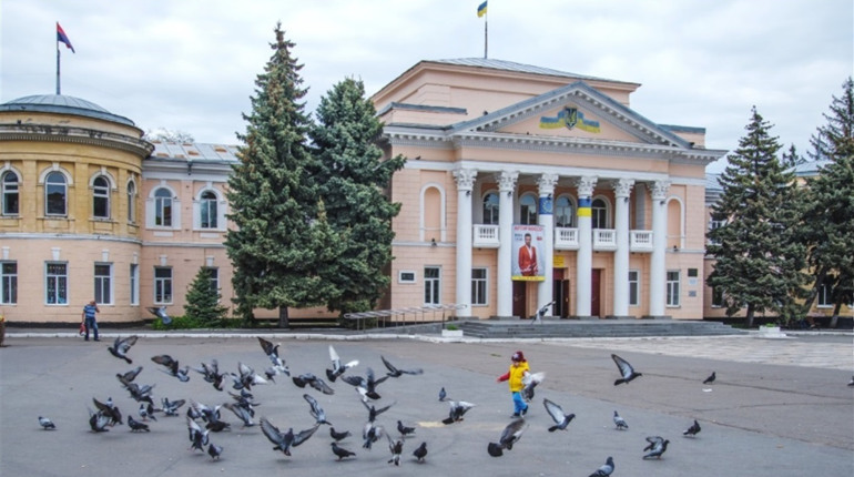 Бути чи ні червоно-чорному стягу на історичній будівлі в Первомайську? Про результати опитування
