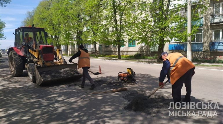 Фото дня: у Лозовій латають ями на центральних вулицях міста