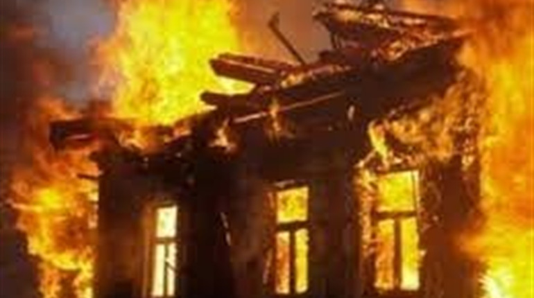 На Славутчині горіла хата і дві будівлі поряд. На щастя, ніхто не постраждав