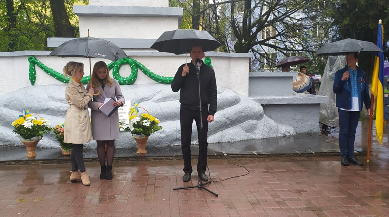 Покладання квітів, хвилини мовчання… Як відзначали 8 і 9 травня у районі