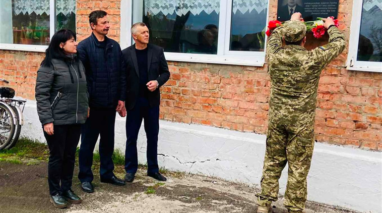 Військові та капелан привітали матерів захисників у Хиночах