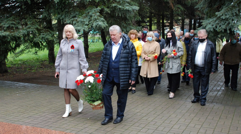 У День пам'яті та примирення у Шостці поклали квіти до братських могил