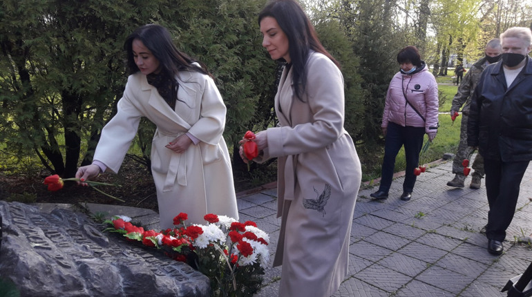 В Шостці та селі Миронівка поклали квіти до братських могил