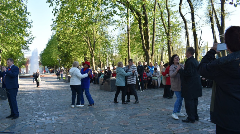 У Новограді відбулася ретро-вечірка: фоторепортаж