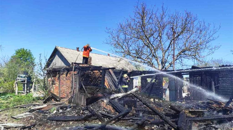 У Новоград-Волинському районі загорілася господарча будівля, яка ледь не спалила будинок