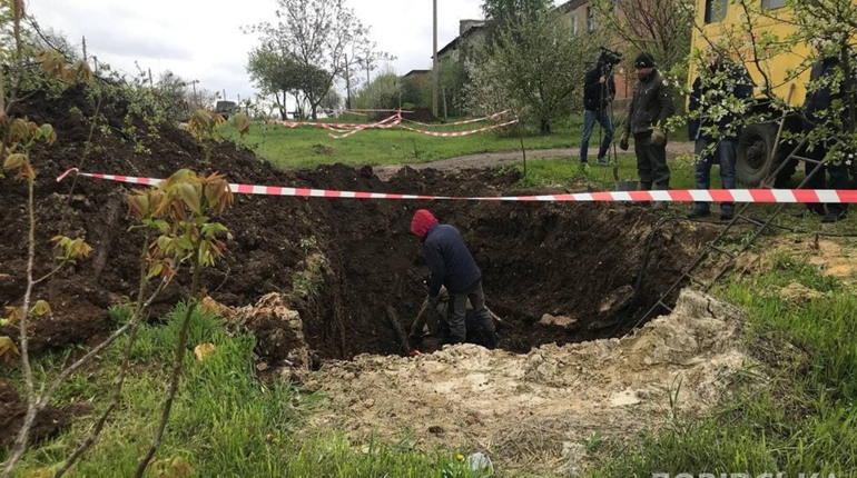 Замінюють старий трубопровід: на бульварі Шевченка водяники вкладають нову поліетиленову трубу