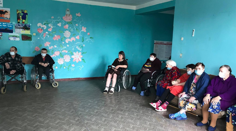 Для мешканців будинку-інтернату влаштували перегляд фільмів про Другу світову війну