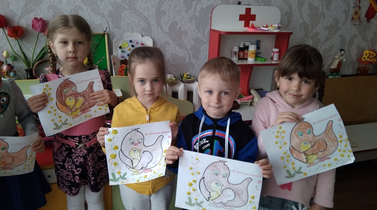 Дошкільнята самі зробили і подарували аплікації своїм матерям