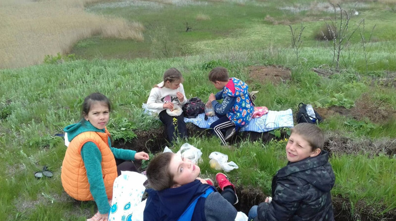Арапівські нушенята вивчають красу природи озброївшись лупою та бажанням все знати