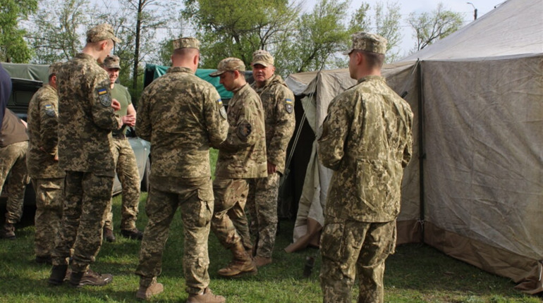 До Славути з’їхалися кілька сотень чоловіків у камуфляжі