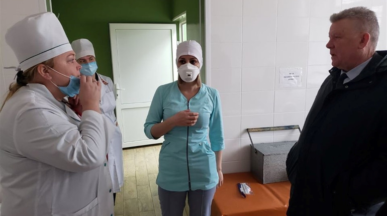 НСЗУ зменшило фінансування "ковідних" пакетів: медикам не вистачає коштів на зарплату