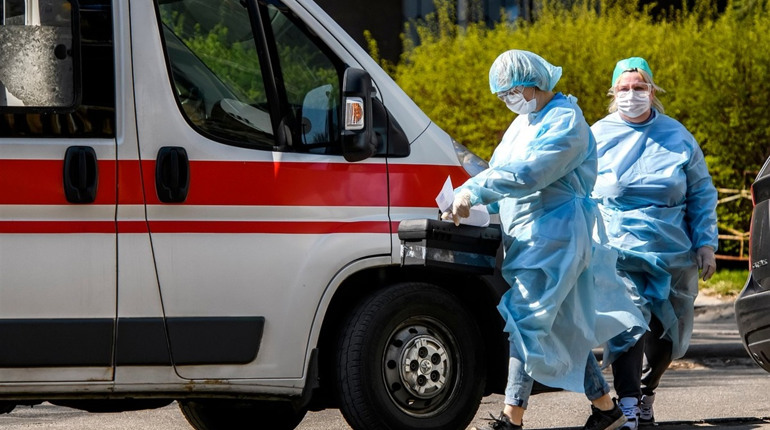 Девелося викликати рятувальників: у Новоград-Волинському районі швидка застрягла на бездоріжжі