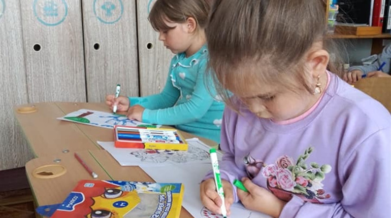 На виховній годині троїцькі учні малюють долоньки символізуючі родину