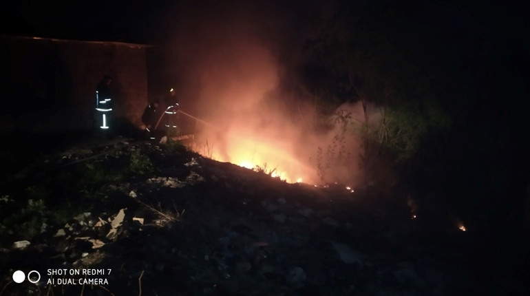 Горіло у Нетішині: пожежа зі стихійного смітника ледь не перекинулася на гаражі