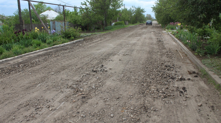Продовжуючи тему дороги: на вулиці Північній в Троїцькому грейдують дорогу