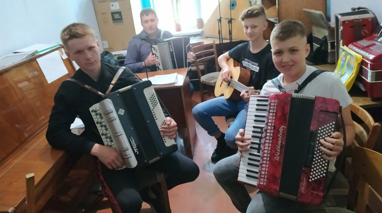 Вісім учнів отримали свідоцтва про завершення навчання у дитячій музичній школі