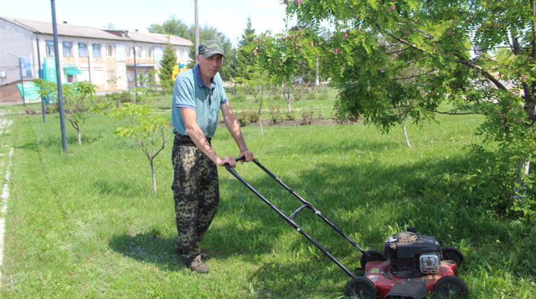 В Троїцькому комунальники косять газони та оновлюють розмітку пішохідних переходів