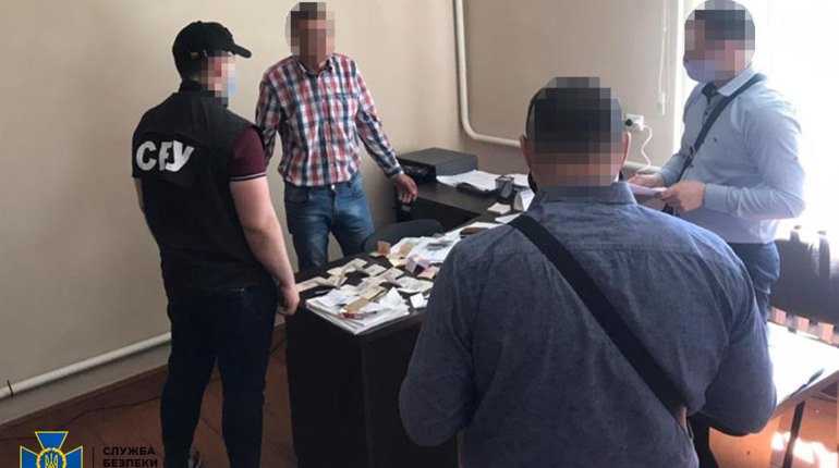 СБУ викрила старосту і двох депутатів територіальної громади на хабарі 200 тисяч гривень