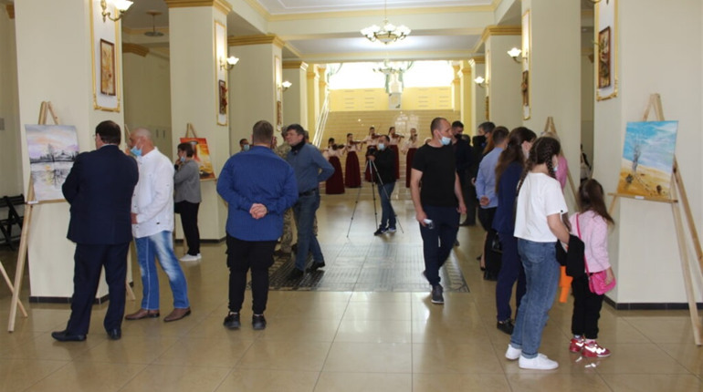 «Реабілітація мистецтвом» – виставка картин у Славуті учасника бойових дій Сергія Назаренка