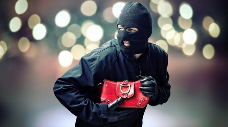 Поліцейські затримали двох хлопців з Біляївки, які пограбували молоду одеситку