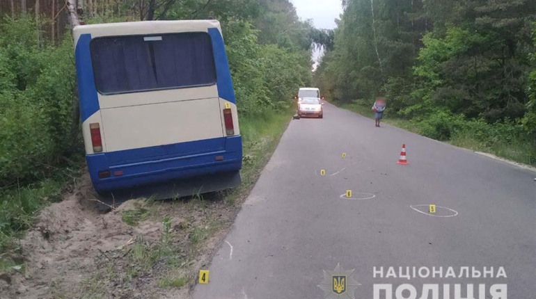 На Сарненщині семирічний велосипедист потрапив під маршрутку: хлопця госпіталізували