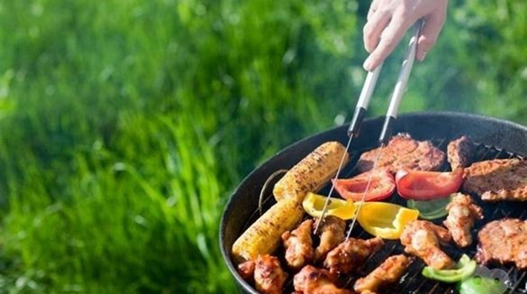 Пікнік з шашликами: як правильно розкласти та загасити багаття