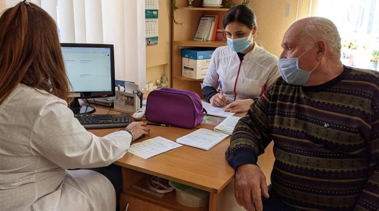 Як записатися на вакцинацію проти коронавірусу людям віком 65+
