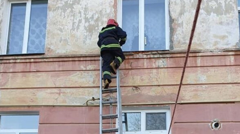 У Вараші рятувальники допомагали поліції потрапити до квартири