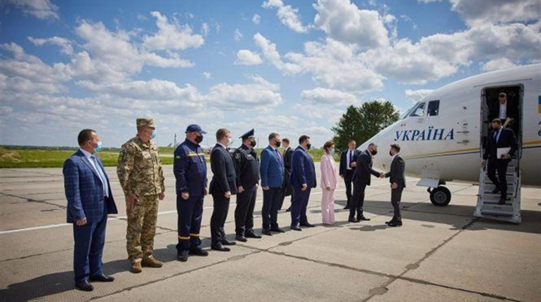 Літак Президента України приземлився у Старокостянтинові