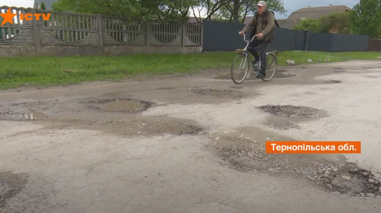 Проблемна дорога на Чортківщині, яка відлякує туристів