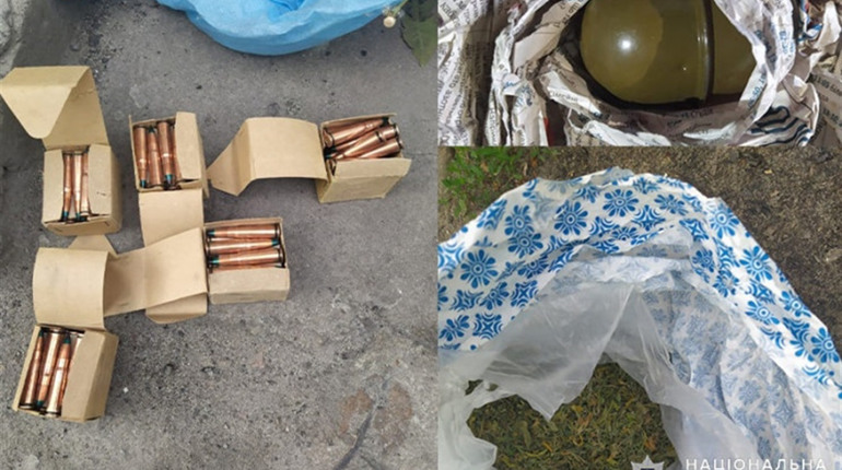 На Хмельниччині поліцейські вилучили у 40-річного чоловіка наркотики і боєприпаси