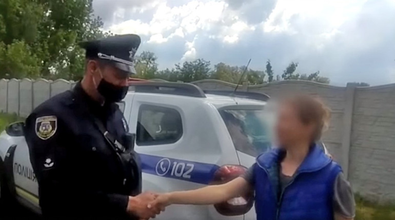 На Переяславщині поліцейський офіцер громади повернув жінці викрадені речі