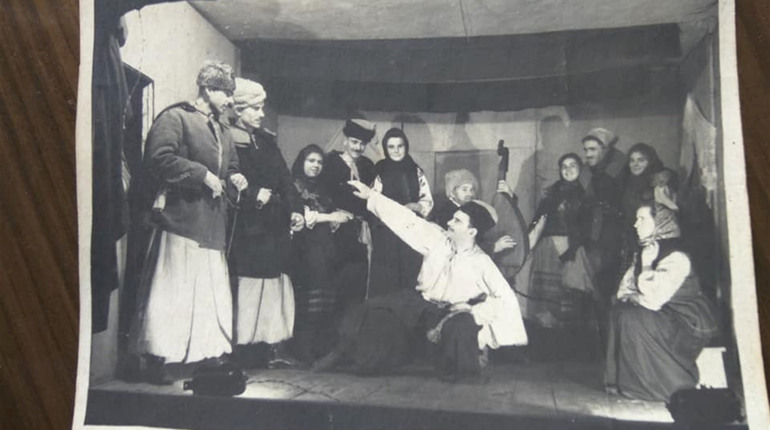 Світлини з вистави "Назар Стодоля", яку ставили у 1960-70 роках у Волновасі